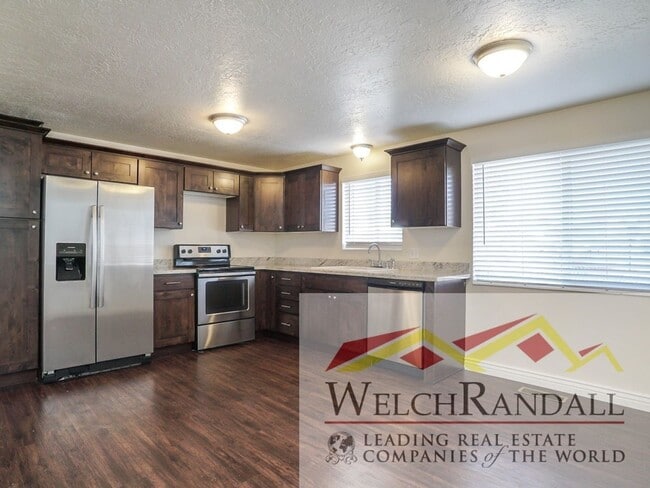 Building Photo - Beautifully Updated 4 bed 2 Bath Duplex