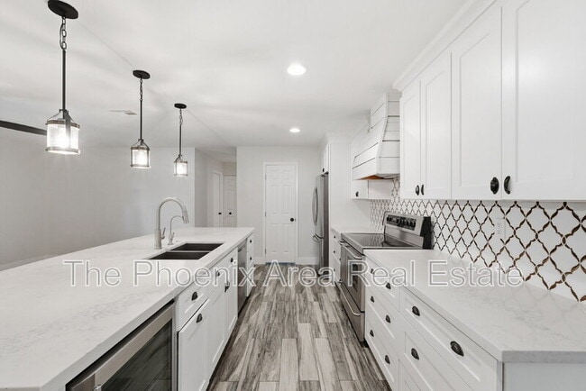 Building Photo - 447 E Carson Dr