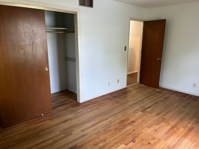 Building Photo - 3025 Greenbrier Ave