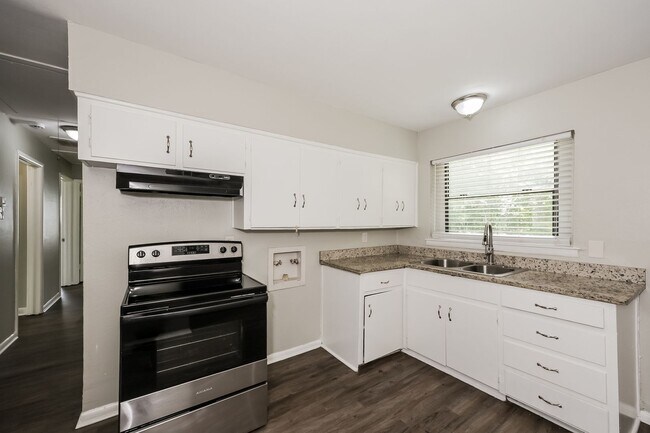 Building Photo - Coming Soon! 3 BR/1BA | Updated Single Family Home | 1-Car Garage | Shaded backyard!