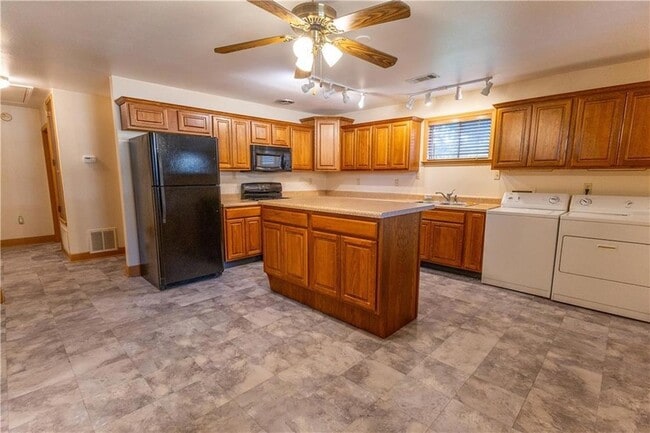 Building Photo - 3745 Riviera Dr