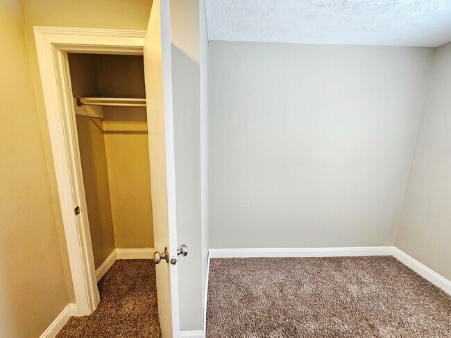 Building Photo - Available Now! 3 Bedroom Home with Central Air