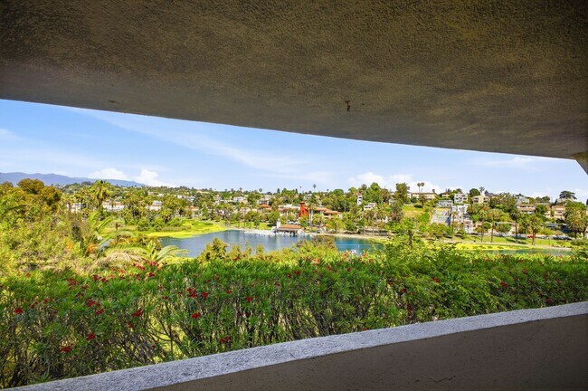 Building Photo - Stunning Echo Park 2 Bed / 1 Bath with Breathtaking Lake Views