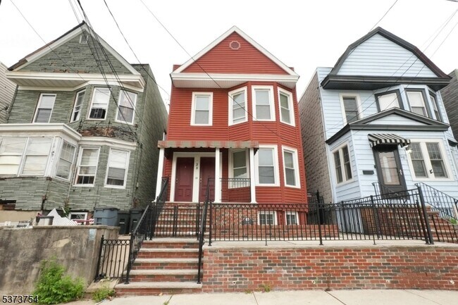 Building Photo - 38 Gates Ave