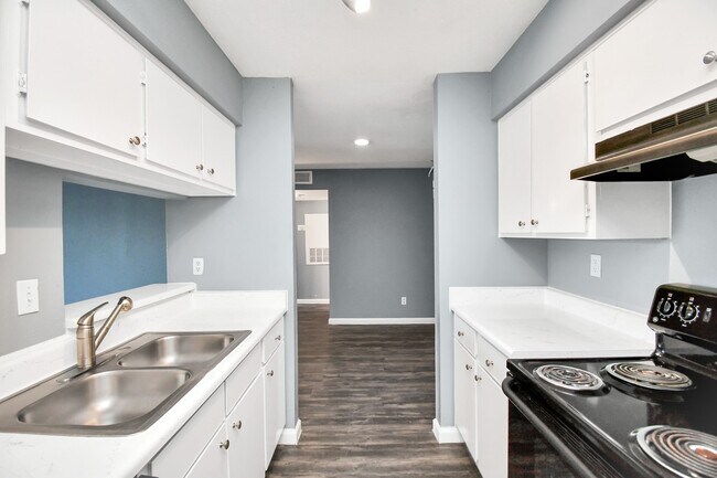 Building Photo - 5959 Bonhomme Rd