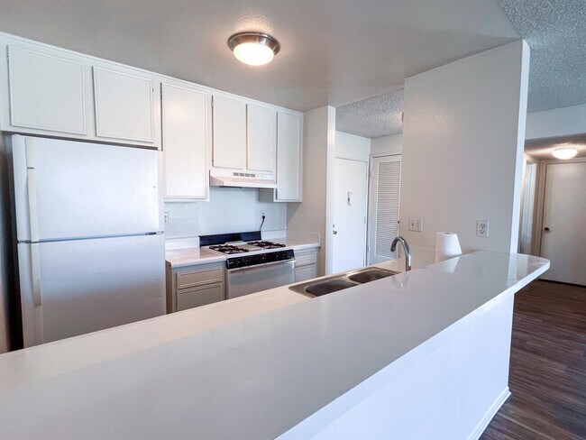 Building Photo - 1400 E Palm Canyon Dr