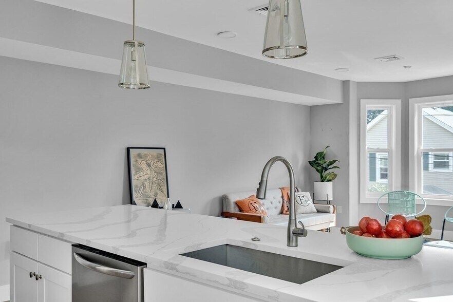 Primary Photo - 19 Plymouth St