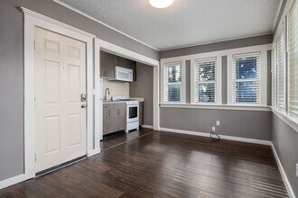 Building Photo - Beautiful 2nd floor corner unit!