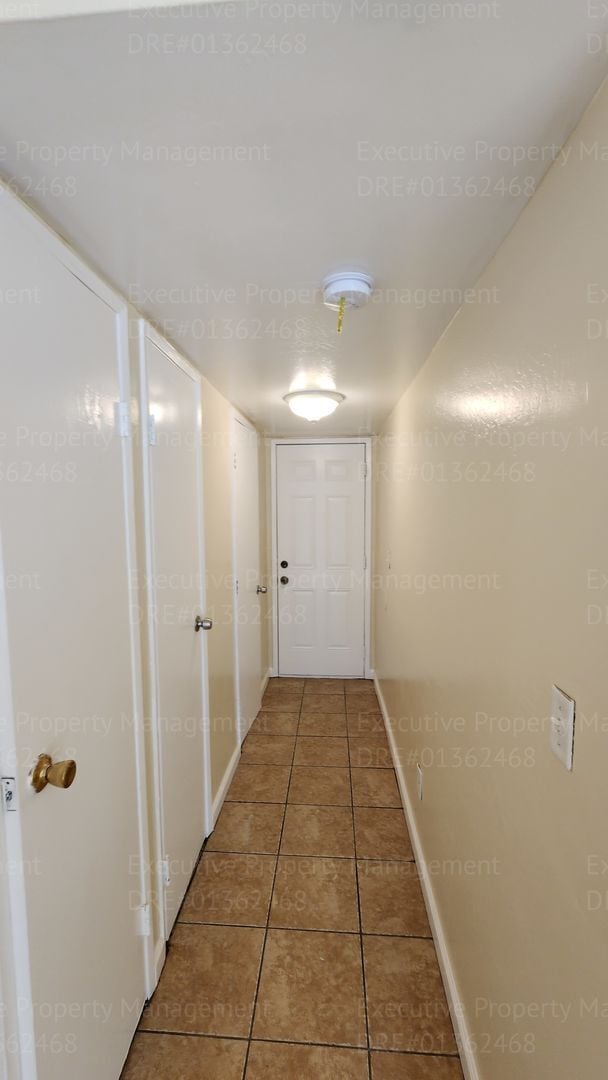 Building Photo - 2 bedroom, 1.5 bathroom townhome located near schools, shopping, restaurants, & Kern Medical Hosp...