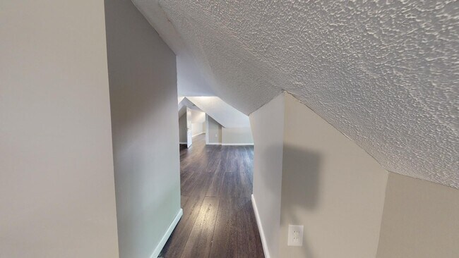 Building Photo - Clark/Fulton - 4 bed/1 bath - Single Family Home