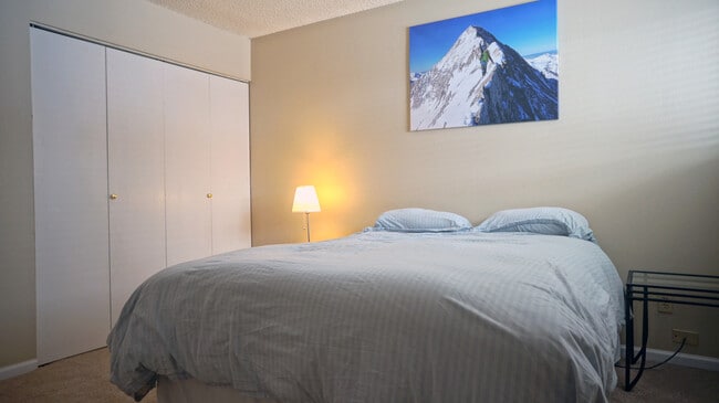 Building Photo - Comfy 2b/2ba with Outdoor Pool!