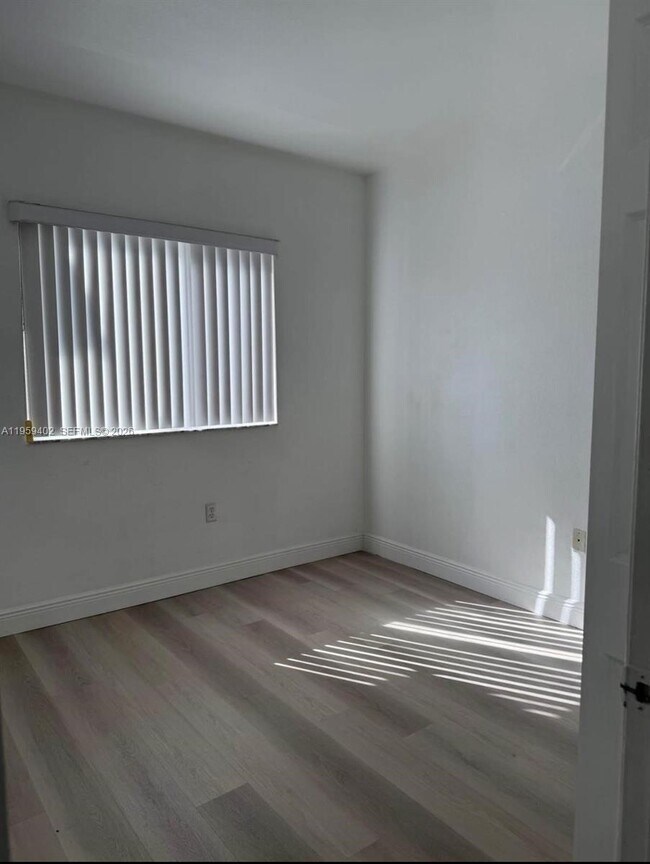 Building Photo - 1005 NE 34th Ave