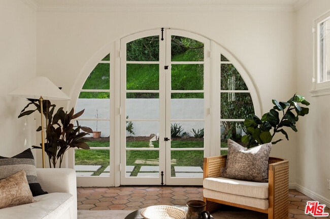 Building Photo - 1518 N Beverly Dr