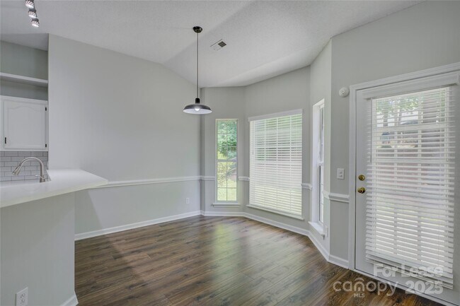Building Photo - 7017 Scuppernong Ct