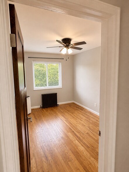 Building Photo - 637 Maple Dr