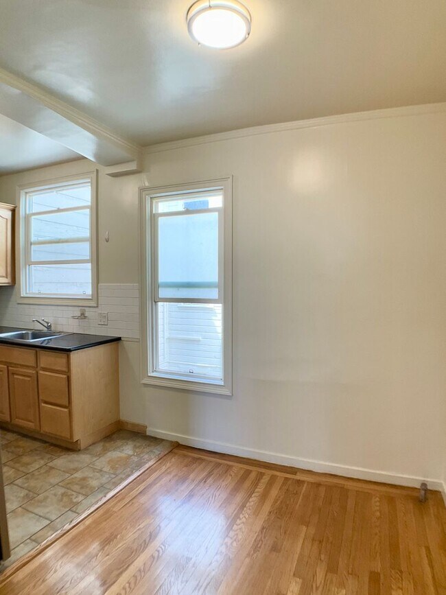 Building Photo - 1BR/1BA. Bay Windows, Laundry On-Site. GAR...
