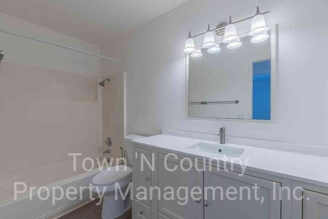 Building Photo - 3 Bedroom, 2 Bath Creekside Condo Available Now!