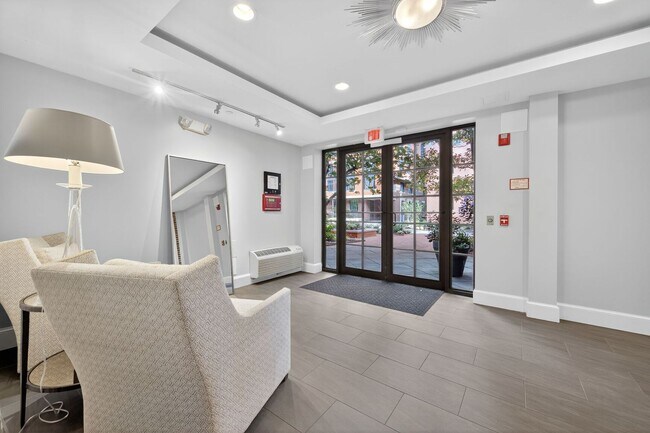 Building Photo - Available Now! High End 2 Bed 2 Bath in Lu...