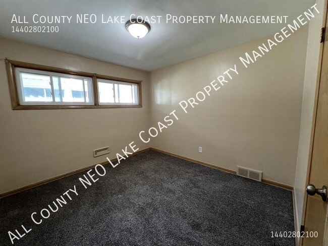 Building Photo - 8017 Fernhill Ave