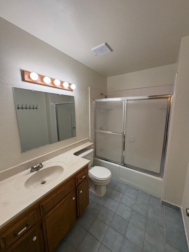 Building Photo - Cozy Home on Spacious Lot with Pool Available Now!