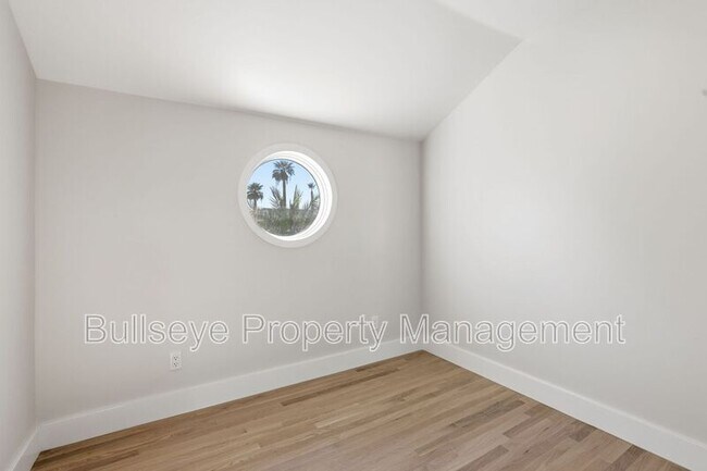 Building Photo - 525 W Lynwood St