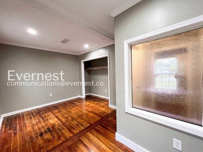 Building Photo - 5 Bed/4 Bath Home with Fenced Yard / Available Now!