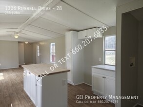Building Photo - 1306 Russell Dr