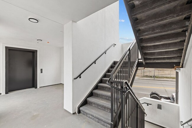 Building Photo - 12714 S Figueroa St