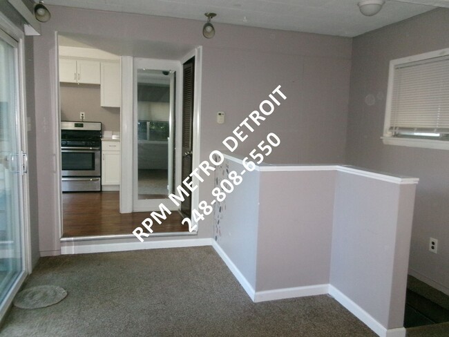 Building Photo - Two Bedroom Home in Royal Oak