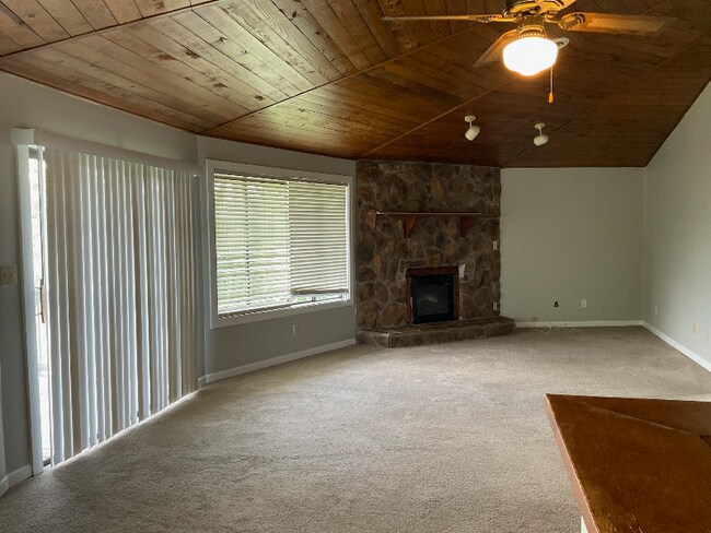 Primary Photo - 216 Knoll Dr
