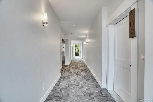 Building Photo - Luxury 2Bd/2Ba Corner Condo in Louisville