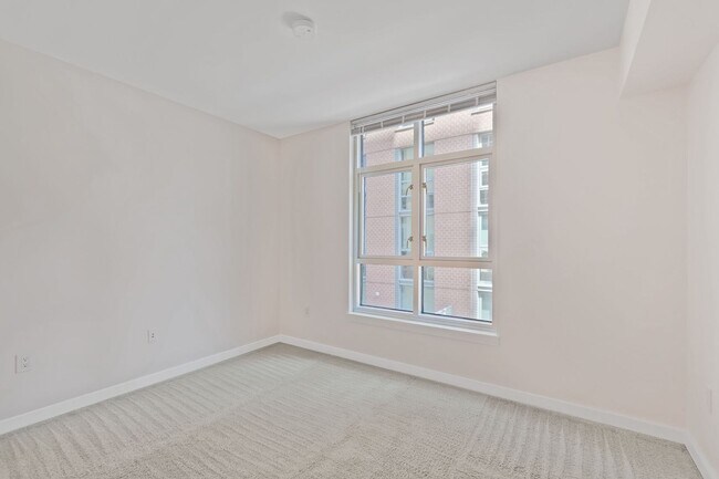 Building Photo - Modern 2br/2ba at Navy Yard