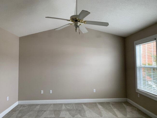 Building Photo - * RE-RENTAL AVAILABLE ON 8/17/26 * 3 Bedroom 2.5 Bath End Unit Townhouse