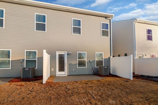 Building Photo - Beautiful Brand New 3 Bedroom 2.5 Bath Townhome in Hickory Glen!