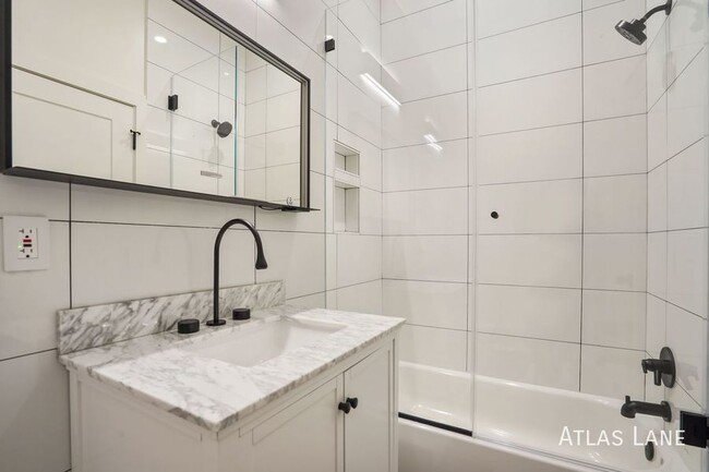 Building Photo - Professionally Managed// 3 bedroom 3 bathr...