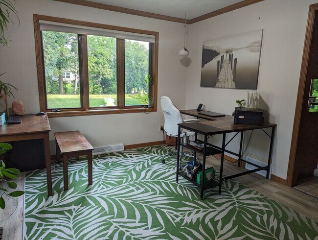 Building Photo - Four Bedroom Neenah House