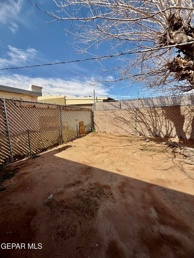 Building Photo - 601 Lomaland Dr