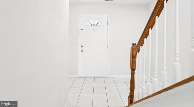 Building Photo - 1623 Chesapeake Ln