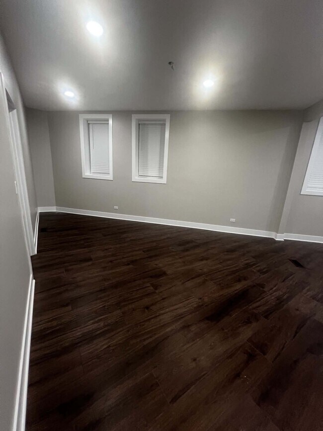 Building Photo - 6042 N Avondale Ave