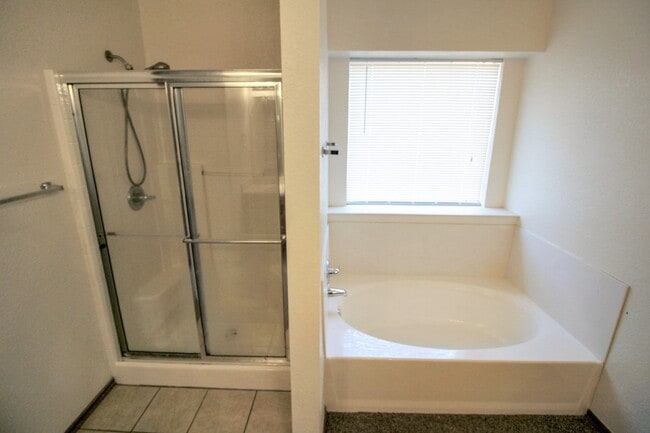 Building Photo - Beautiful Home in Edmond Community