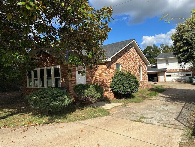 Building Photo - 2818 Beatties Ford Rd