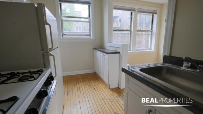 Building Photo - 1 bedroom in CHICAGO IL 60657