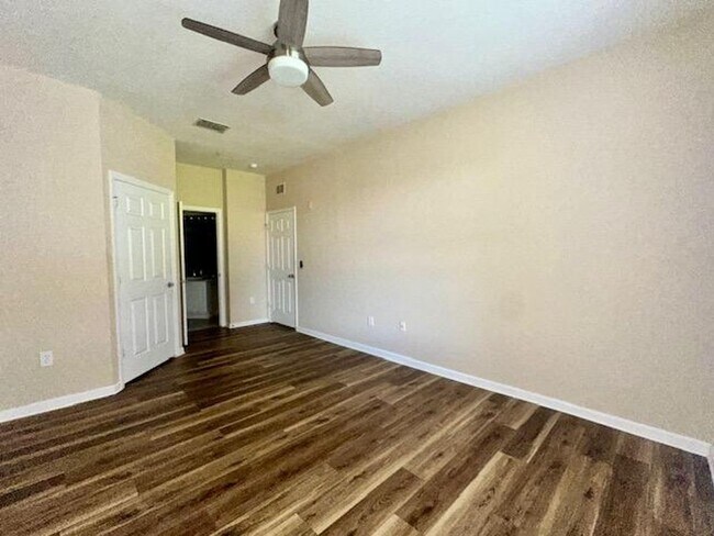 Building Photo - Spacious 3/2 Condo with Pond View!