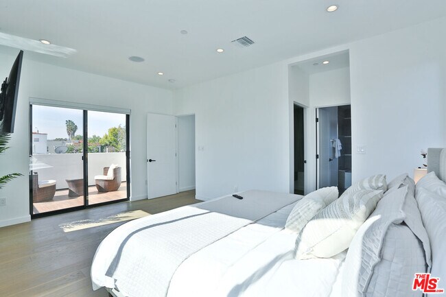 Building Photo - 1622 S Mansfield Ave