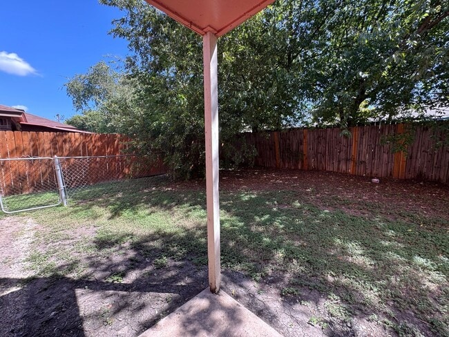 Building Photo - 2010 Cedarhill Dr