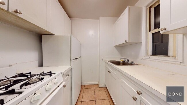 Building Photo - 219 E 88th St