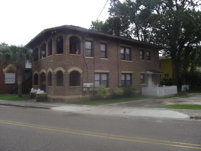 Front of Building - 831 King St