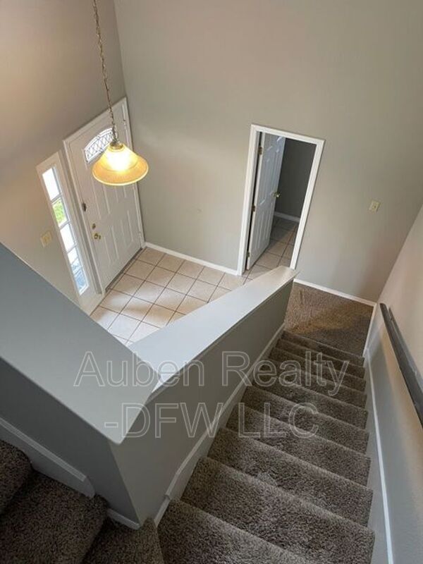 Building Photo - 815 Valleybrooke Dr