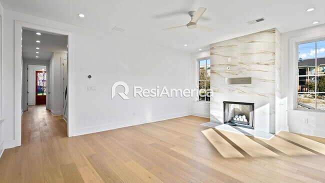 Building Photo - 2024 Construction - Modern 4 bedroom home in Downtown Memphis!!