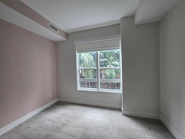 Building Photo - 950 Brickell Bay Dr